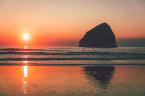 Getaway to the Endless Summer home, ocean views, hot tub, bliss